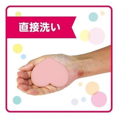 Мило Pelican Soap Koi Suru Oshiri в руці &mdash; спосіб нанесення колоподібними рухами