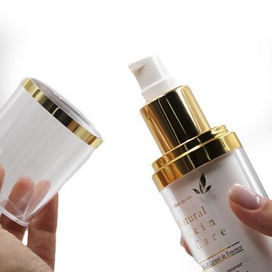 ReCell Cerami de Essence у руках &mdash; відкритий флакон з дозатором-помпою