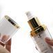 ReCell Cerami de Essence у руках &mdash; відкритий флакон з дозатором-помпою